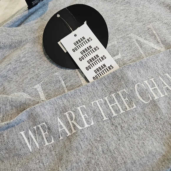 NWT -  Day Queen Crest Crop Sleeve Tee from Urban Outfitters - Picture 10 of 10